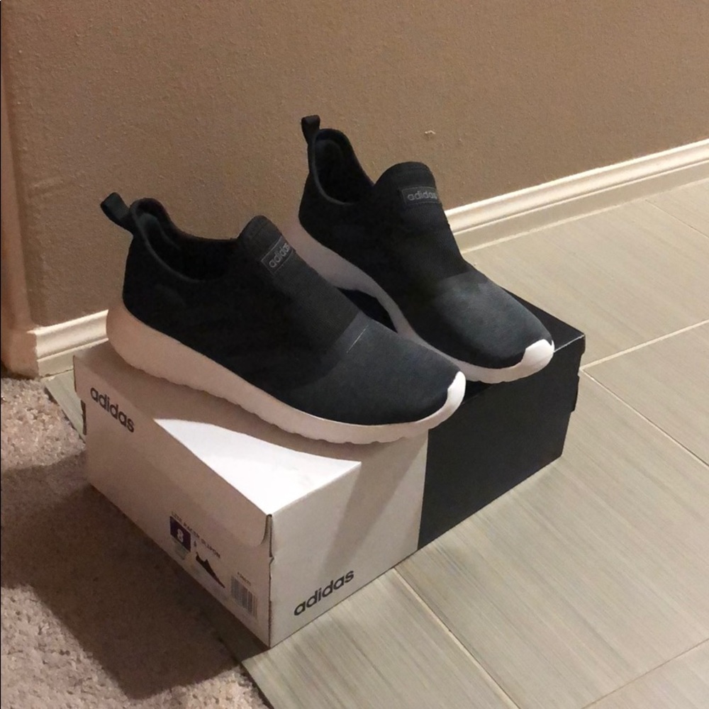 Tennis shoes